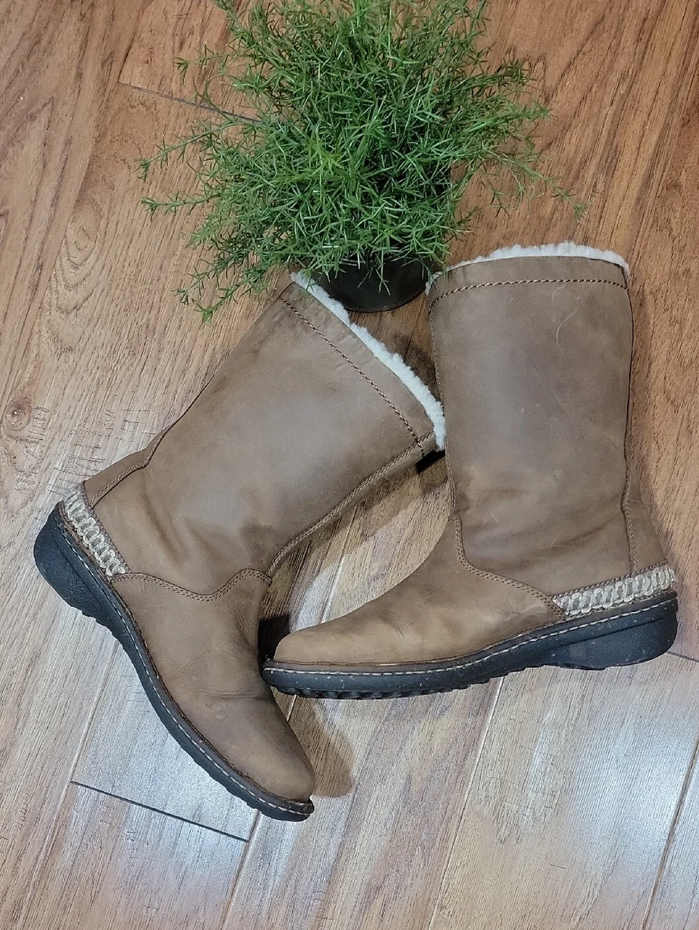 UGG Brown Kona Mid-Calf Boots with Sheeps Fleece Liner 9 - Picture 2 of 12
